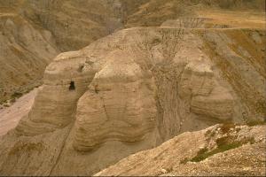Кумраниты спрятали свою библиотеку в пещерах, спасая ее от римлян, опустошивших страну в ходе Иудейской войны