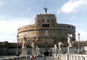 Мавзолей Адриана, нынешний замок Сант-Анджело в Риме